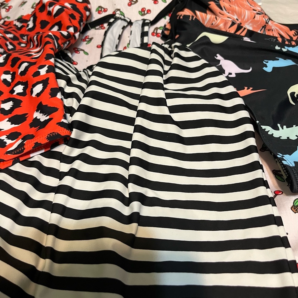 Lot of swimwear, bottoms, tops, suit and coverup.  Size medium and one small. - Picture 4 of 10